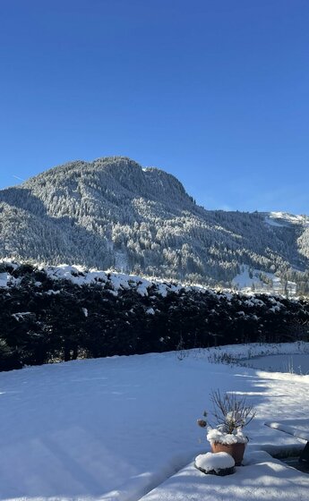 Unverbaute Sicht auf Hahnenkamm und  Streif