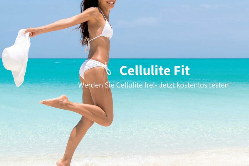 Stosswellenbehandlung Eine Frau in einem weißen Bikini springt fröhlich am Strand. Im Hintergrund ist das klare, türkisfarbene Wasser zu sehen.