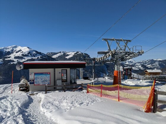 Bergstation Bichlalm im Winter Bergstation eines Sessellifts im Winter mit verschneiten Gipfeln im Hintergrund.