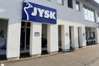 JYSK Kitzbühel Außenansicht Außenansicht einer JYSK-Filiale mit blauem Logo an einer weißen Fassade.