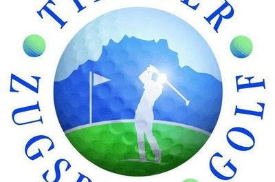 Golf Ein Logo für den Tiroler Zugspitz Golf. Es zeigt einen Golfer in Aktion vor einem Bergpanorama.