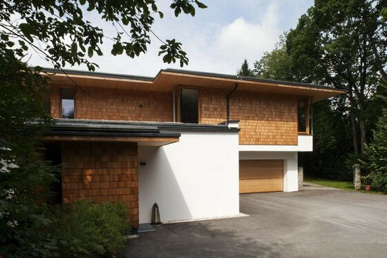 Ein modernes Haus/ privates Anwesen mit geschindelter Holzfassade erwartet Sie.
