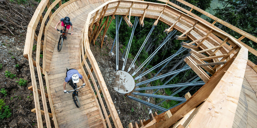 Biker fahren einen Biketrail in Kitzbühel hinunter