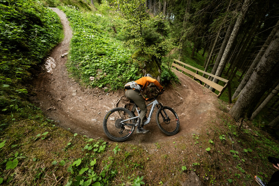 Biker ist auf einem Biketrail in Kitzbühel unterwegs