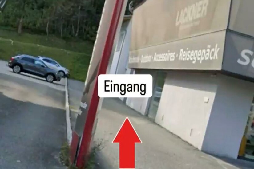Eingangsbereich Princess Nails & Beauty Außenansicht eines Geschäftsgebäudes mit Parkplatz und Hinweisschild zum Eingang.