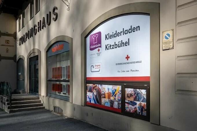 Rot Kreuz Kleiderladen Kitzbühel Außenansicht des Rot Kreuz Kleiderladens in Kitzbühel am Kolpinghaus.