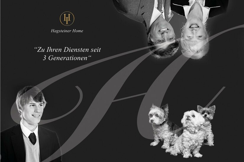 Makler Ein professionelles Schwarz-Weiß-Bild mit drei Personen und zwei kleinen Hunden. Der Text betont den generationsübergreifenden Service des Unternehmens Hagsteiner Home.