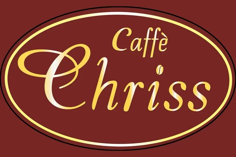 Logo Caffè Chriss Logo von Caffè Chriss in einem goldenen Oval auf dunkelrotem Grund.