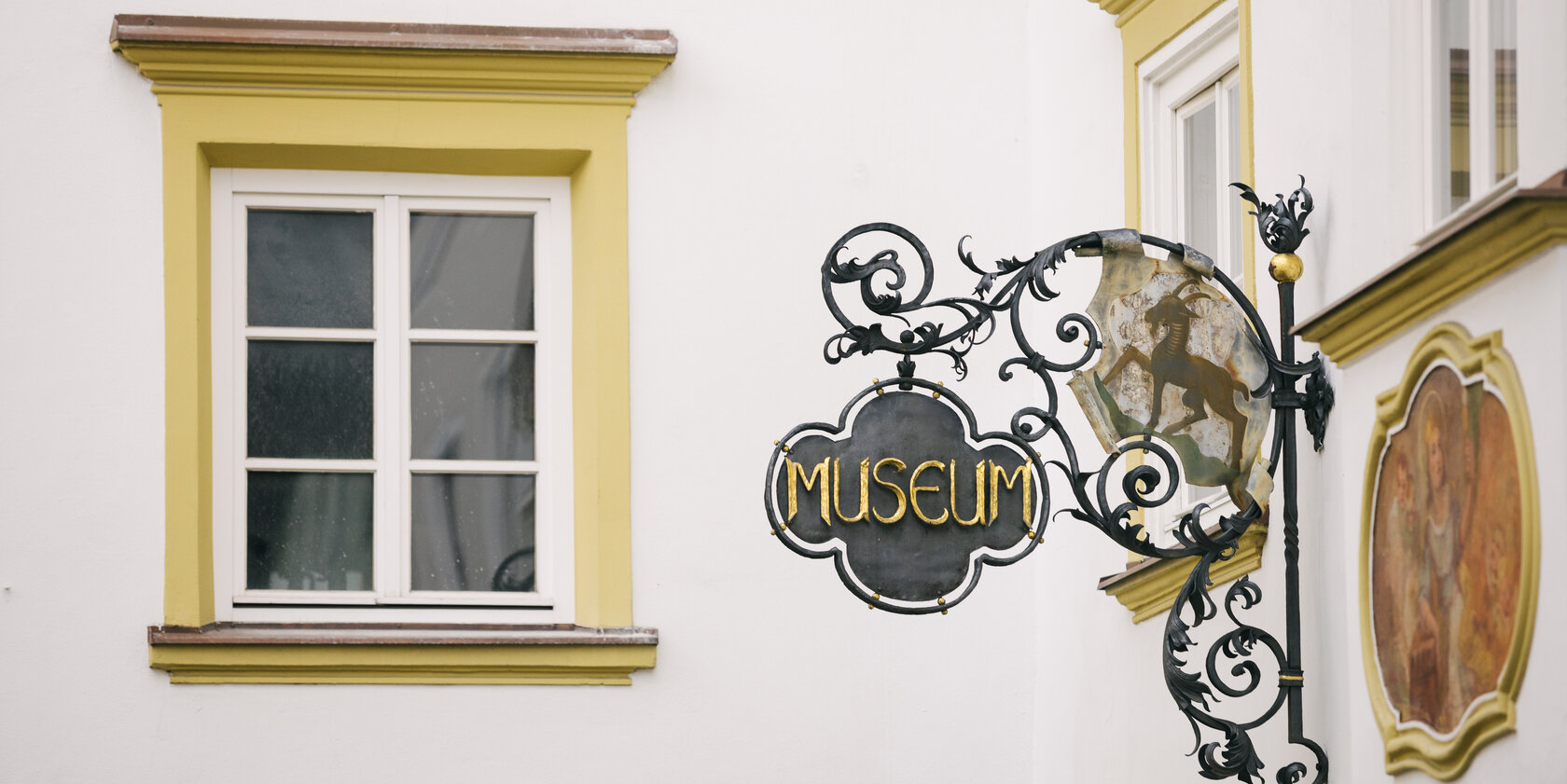 Sign bearing the word 'Museum'