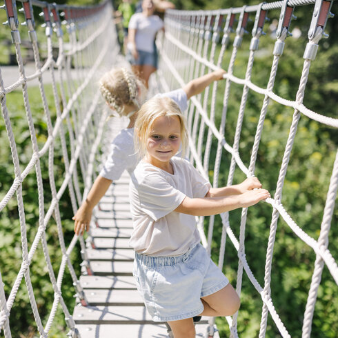 Kinder spielen beim Sommererlebnis Streif am Hahnenkamm