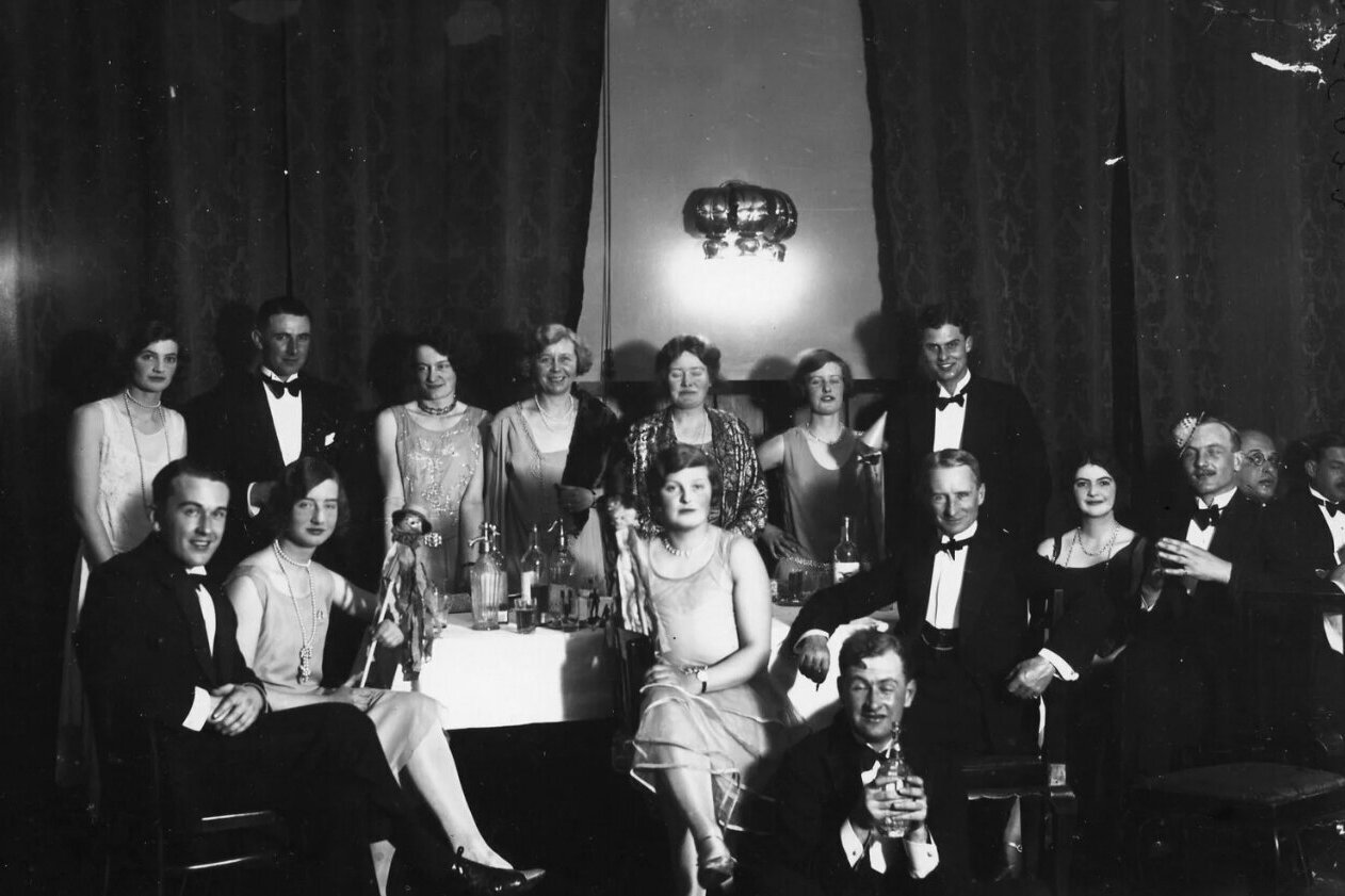 Black-and-white photograph of a gathering at the Grand Hotel Kitzbühel 
