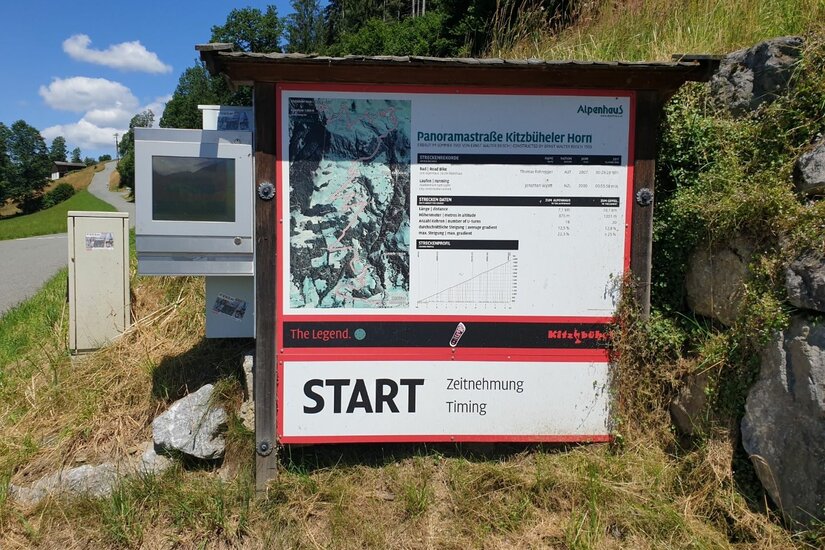 Startpunkt Panoramastraße Kitzbüheler Horn Infotafel am Start der Panoramastraße Kitzbüheler Horn mit Zeitnehmungsterminal.