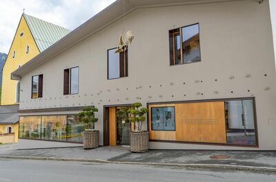 Frauenschuh Geschäft in Kitzbühel Außenansicht des Frauenschuh-Geschäfts mit moderner Fassade und dekorativen Schuhelementen.
