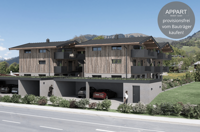 Moderne Alpenresidenz mit Holzfassade, Balkonen und Carports vor einer Bergkulisse.