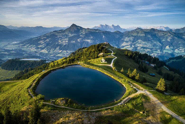 Hahnenkamm Speichersee im Sommer 