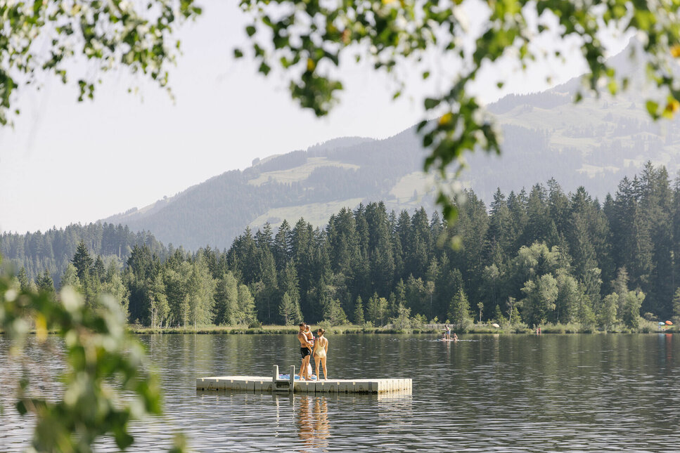 Eine Familie genießt einen wunderschönen Tag am Schwarzsee in Kitzbühel