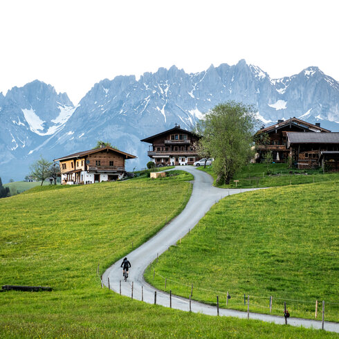 Biker sind mit ihren E-Bikes in Kitzbühel unterwegs