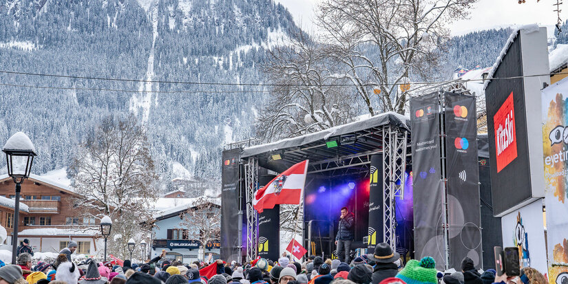 Ein zentraler Treffpunkt ist die Fanzone im Stadtzentrum - Hahnenkammrennen