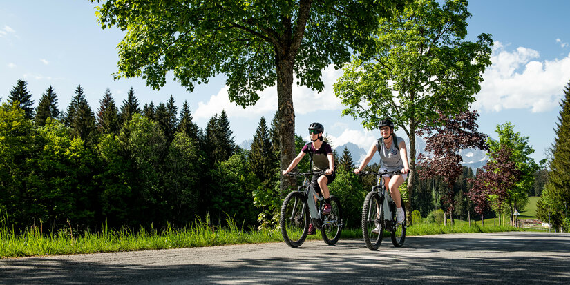 Biker sind mit ihren E-Bikes in Kitzbühel unterwegs