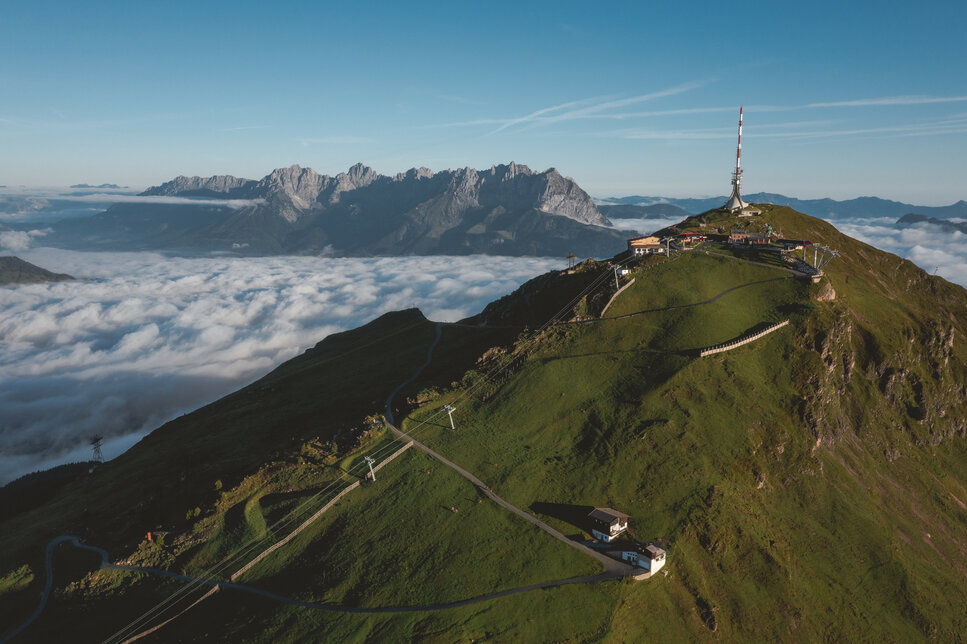 Ein atemberaubender Blick auf die Berglandschaft mit dem Kitzbüheler Horn und den majestätischen Gipfeln im Hintergrund.