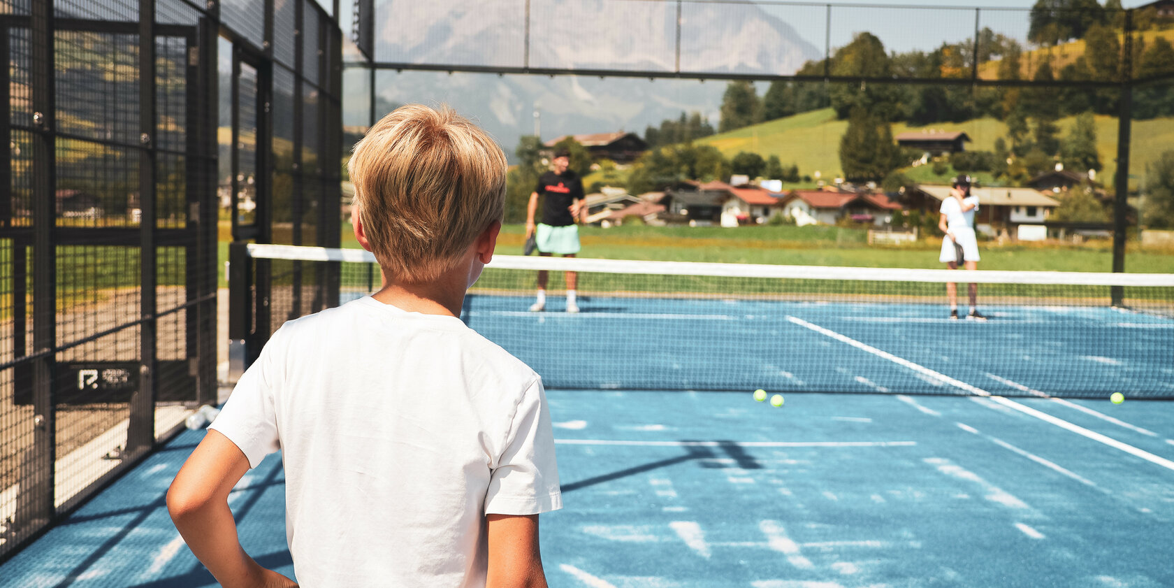 Drei Personen spielen Padel auf dem Padelplatz KItzbühel