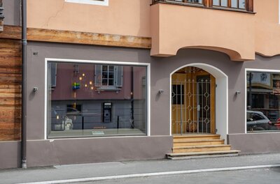 Außenansicht der Kitzbüheler Werkstätten mit Schaufenster und Eingangsbereich.