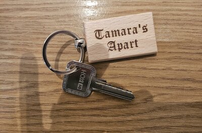 Ein Schlüsselbund mit einem Schlüssel und einem Holzanhänger. Der Anhänger trägt die Aufschrift "Tamara's Apart".