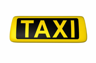 Taxi Hauser Schild Gelbes Taxi-Schild mit schwarzer Aufschrift auf weißem Hintergrund.