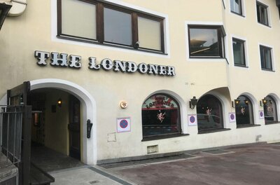 The Londoner Pub Außenansicht des Pubs The Londoner mit Schriftzug über dem Eingangsbereich und Rundbogenfenstern.