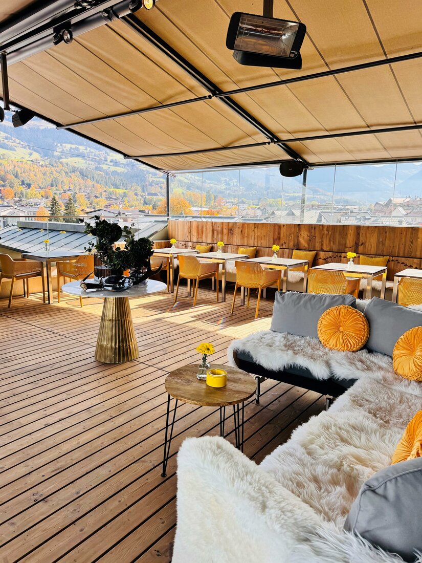 Cafè Gallerie Eine moderne Terrasse mit gemütlichen Sitzgelegenheiten und einem schönen Ausblick auf die Landschaft. Die Einrichtung ist stilvoll und einladend, ideal für entspannte Stunden.