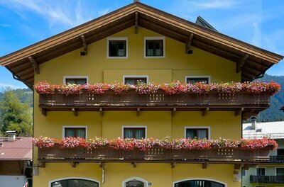 Unsere liebevoll geführte Pension Hörl inmitten von Kitzbühel von der Straßenseite aus.