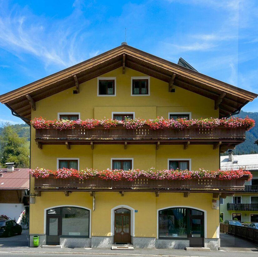 Frontseite Pension Hörl Unsere liebevoll geführte Pension Hörl inmitten von Kitzbühel von der Straßenseite aus.