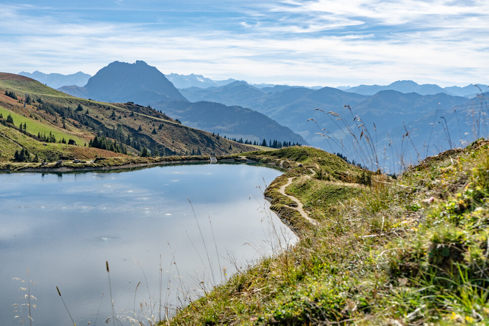 Der Hiesleggsee am Pengelstein mit Blick auf den Rettenstein