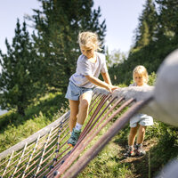 Spielende Kinder bei m Sommererlebnis Streif
