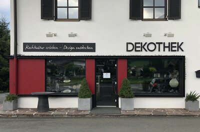 Geschäft Dekothek Außenansicht des Geschäfts Dekothek mit Schaufenstern und roter Fassade.