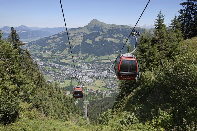 Die Hahnenkammbahn hoch oberhalb von Kitzbühel mit Blick auf das Kitzbüheler Horn