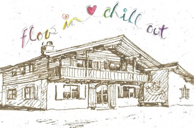 Ein gemütliches Holzhaus in alpenländischem Stil mit einem Balkon. Darüber steht der Schriftzug "flow in ♥ chill out".