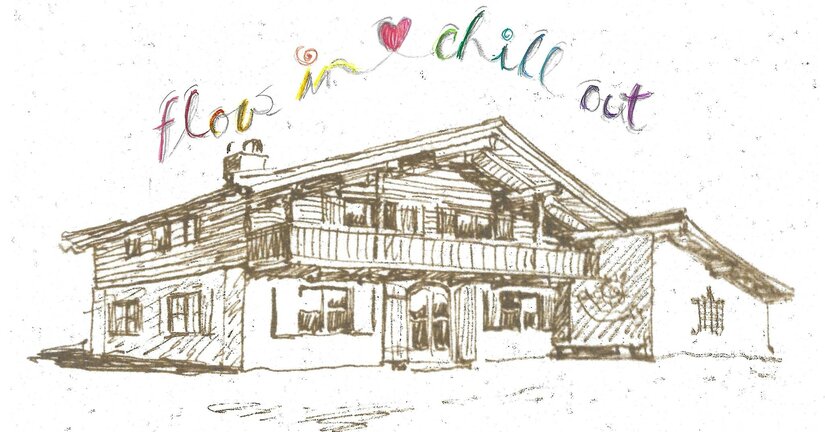 flowinchillout Ein gemütliches Holzhaus in alpenländischem Stil mit einem Balkon. Darüber steht der Schriftzug "flow in ♥ chill out".