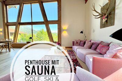 Ein stilvolles Penthouse mit großen Fenstern und schöner Aussicht. Gemütliche Sitzecke und Sauna, ideal für Golf- und Skiurlaub.