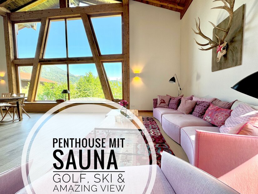 Ein stilvolles Penthouse mit großen Fenstern und schöner Aussicht. Gemütliche Sitzecke und Sauna, ideal für Golf- und Skiurlaub.