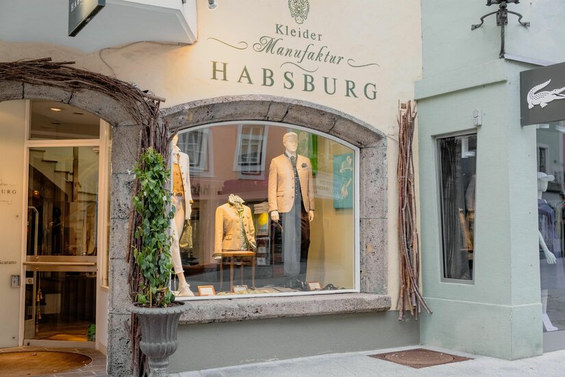 Schaufenster der Kleider Manufaktur Habsburg mit Trachtenmode auf Mannequins.