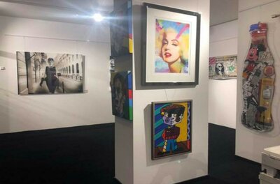 Walentowski Galerie Jochberg Eine Galerie mit verschiedenen Kunstwerken an den Wänden. Zu sehen sind bunte Bilder und Fotografien in einem stilvollen Raum.