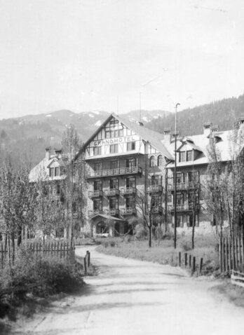 Historische schwarz-weiß-Aufnahme des Grand Hotels in Kitzbühel