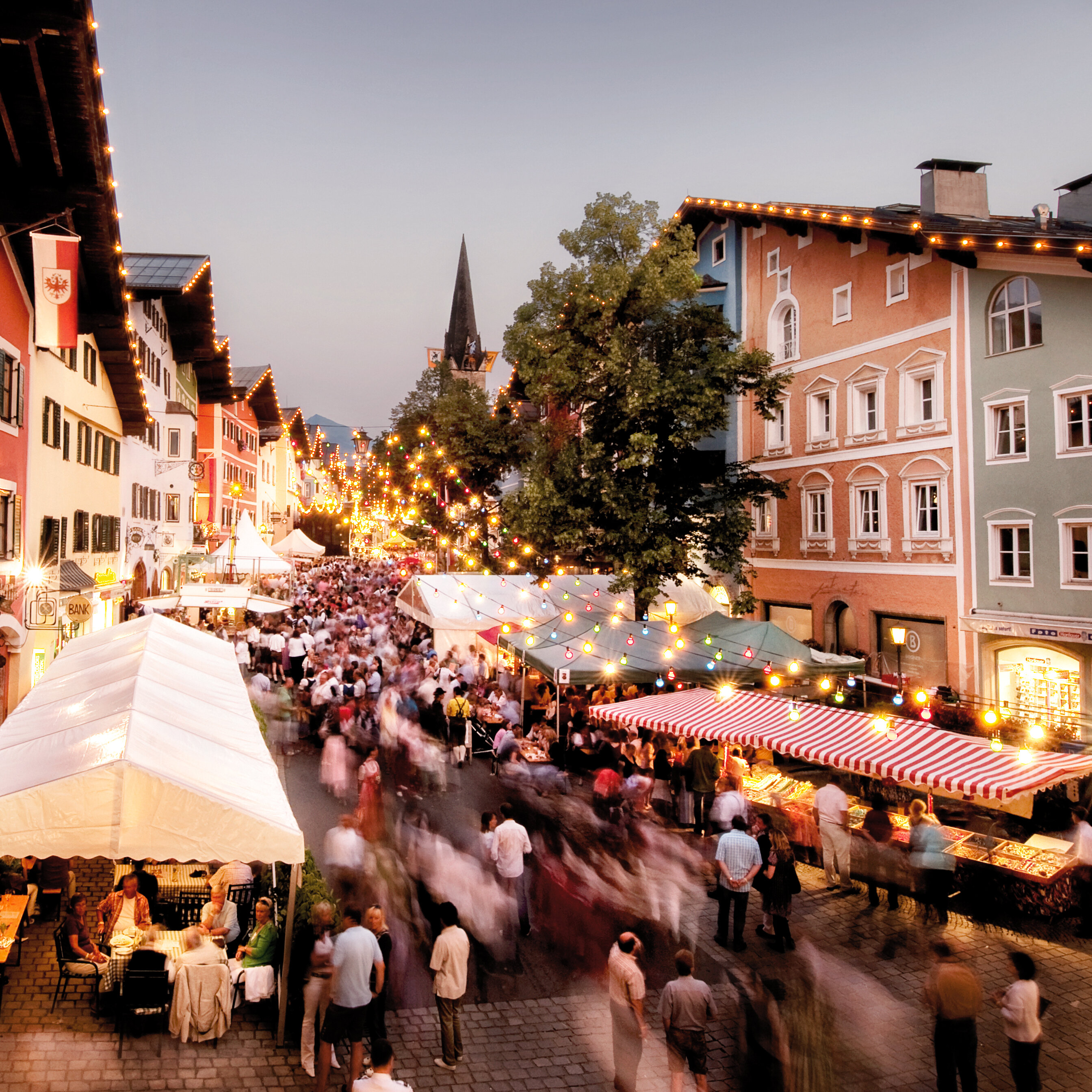 A crowd is celebrating the fair in Kitzbühel’s Vorderstadt district
