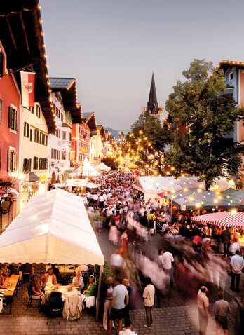 Eine Menschenmenge feiert den Jahrmarkt in der Kitzbüheler Vorderstadt