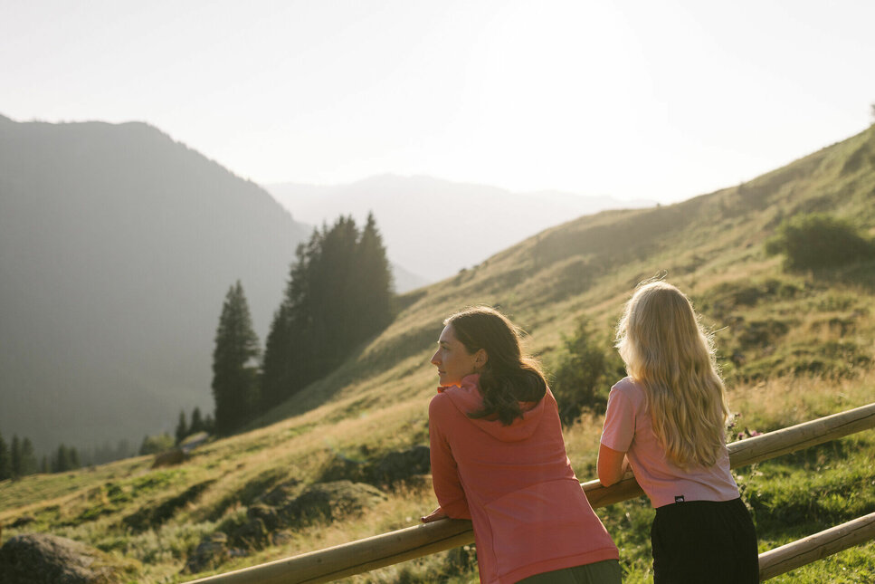 Zwei Frauen unterwegs auf der 3-Gänge-Tour in Kitzbühel