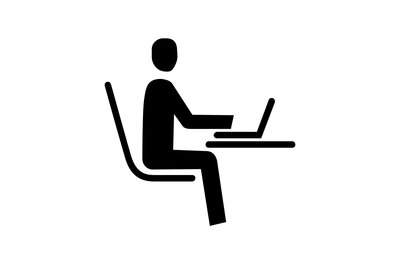 Makler Eine stilisierte Figur sitzt an einem Tisch und arbeitet an einem Laptop. Die Darstellung ist einfach und einfarbig.