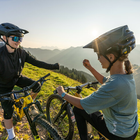 Auf den 360 Flow Trails in Kitzbühel spielen zwei Jugendliche Schere Stein Papier, um zu entscheiden, wer zuerst fährt.