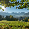 Ein wunderschöner Sommertag mit Blick auf die Stadt Kitzbühel