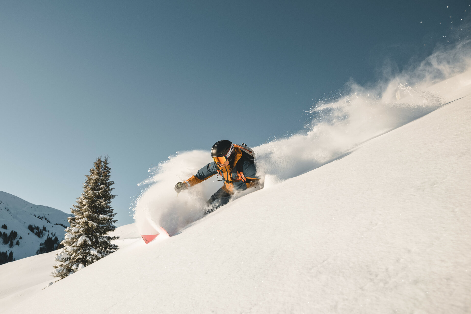 Skifahrer beim Freeriden in Kitzbühel